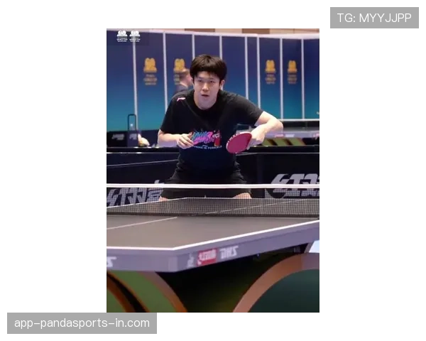 王楚钦这年头训练间隙都能刷直播，真是运动员里面的“顶流”啊！