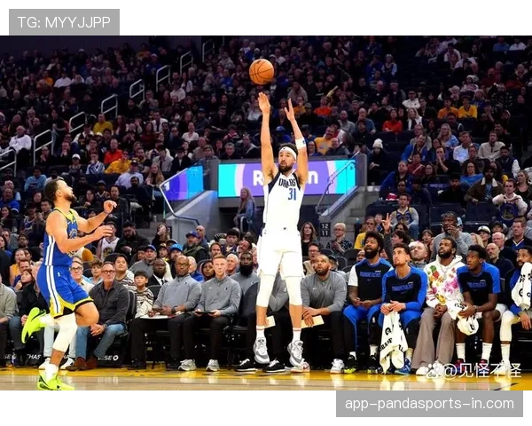 克莱·汤普森三分开火拉开优势，助勇士提升关键回合效率