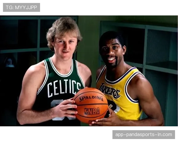 拉里·伯德单打效率明显优于魔术师约翰逊引领凯尔特人攻防转换提升